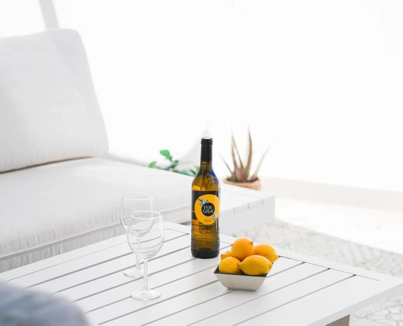 White Medano Apartment. New With Fast Wifi El Médano بيت للعطل