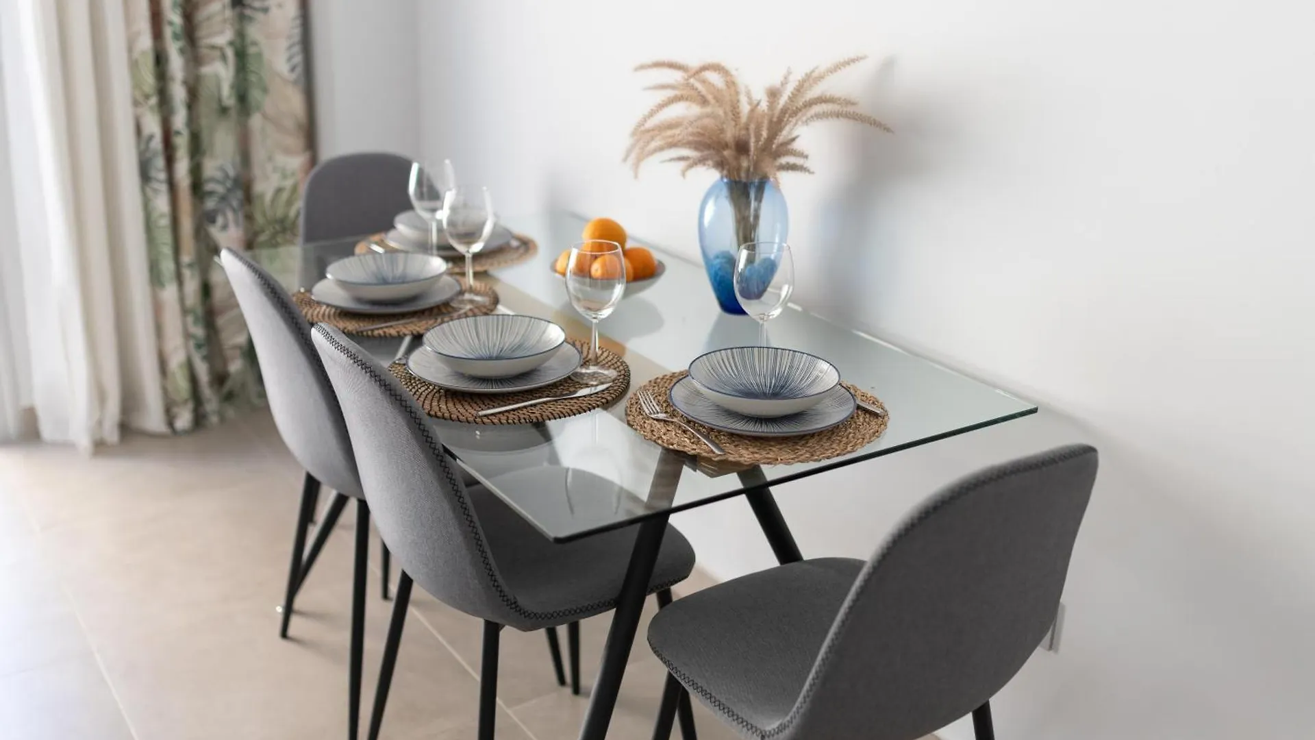 White Medano Apartment. New With Fast Wifi El Médano بيت للعطل