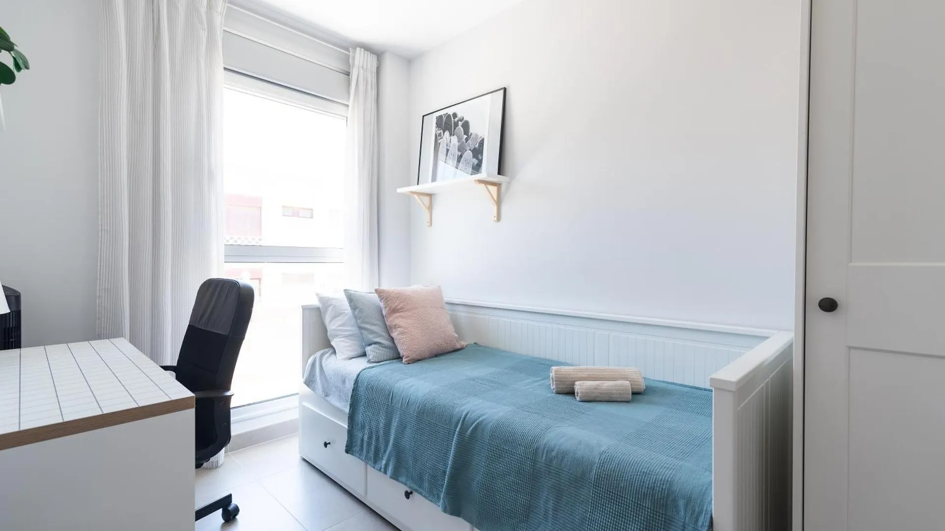 White Medano Apartment. New With Fast Wifi El Médano بيت للعطل