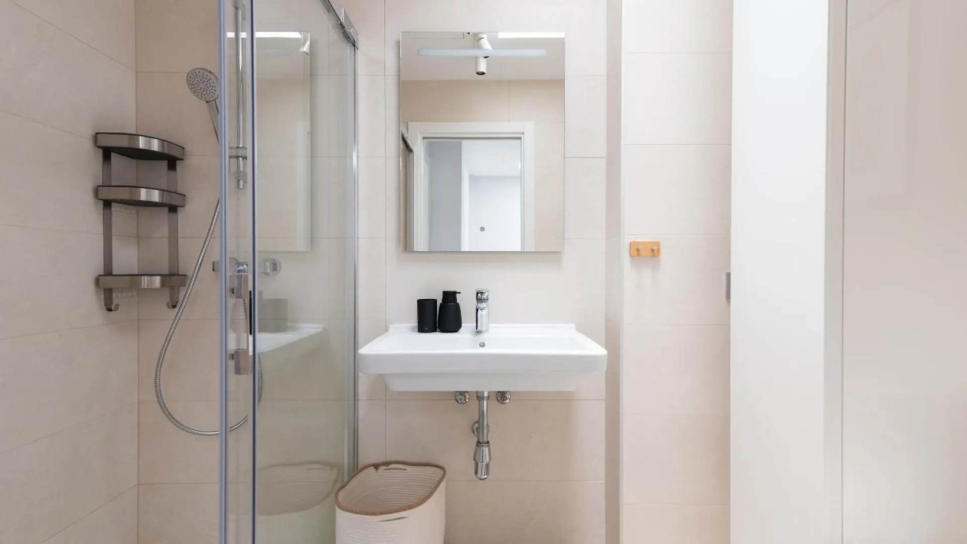 White Medano Apartment. New With Fast Wifi El Médano بيت للعطل
