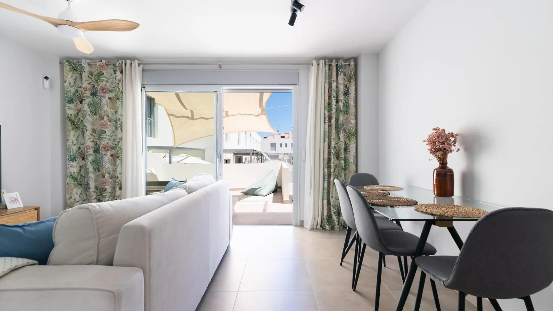 White Medano Apartment. New With Fast Wifi El Médano بيت للعطل
