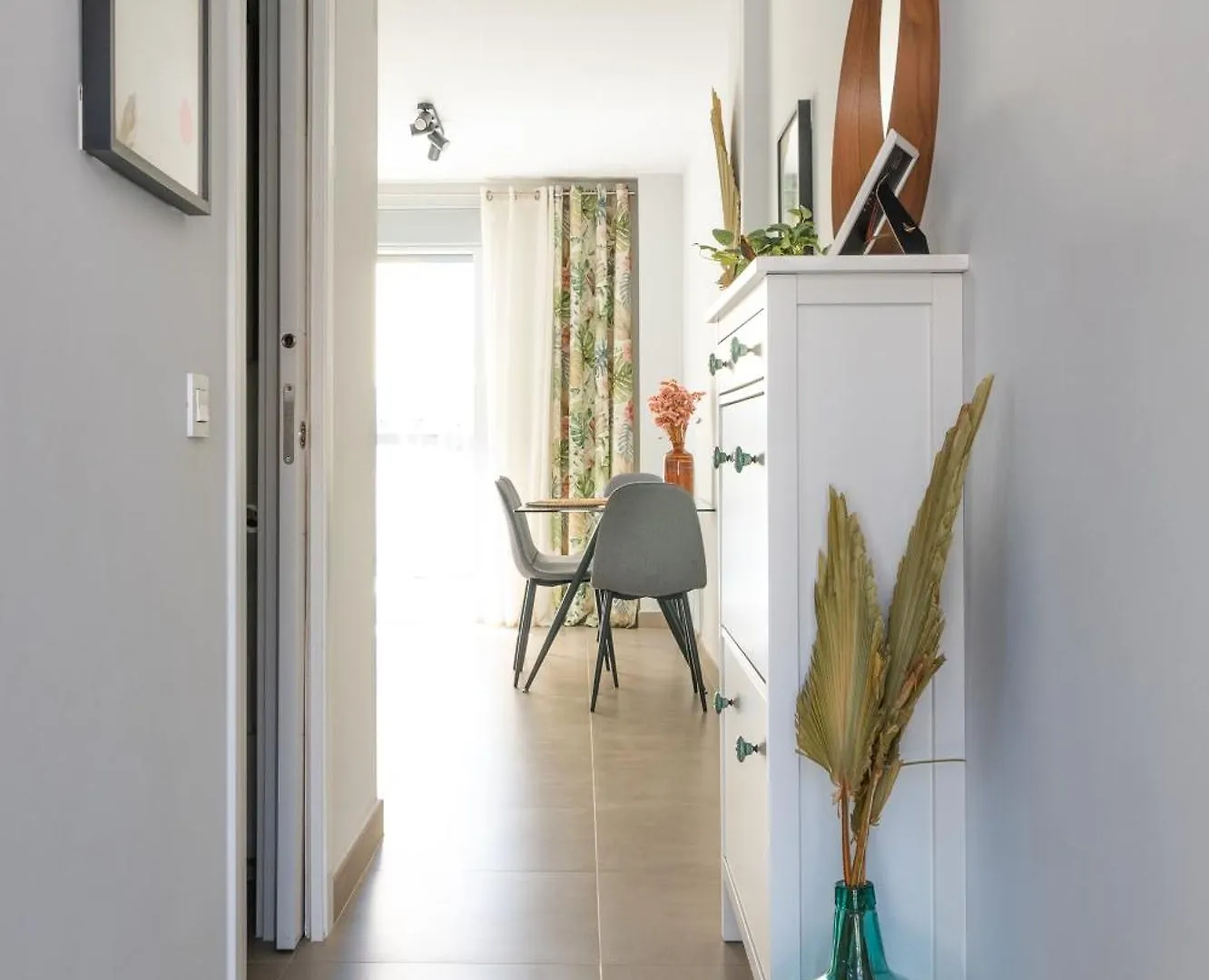 White Medano Apartment. New With Fast Wifi El Médano بيت للعطل