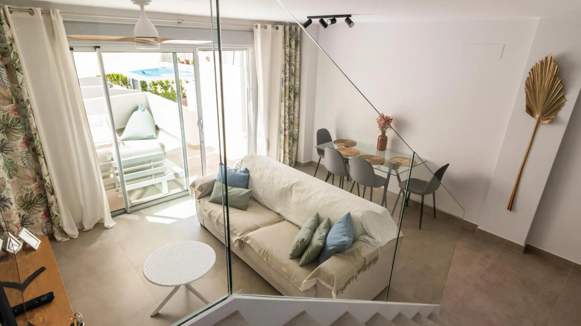White Medano Apartment. New With Fast Wifi El Médano بيت للعطل