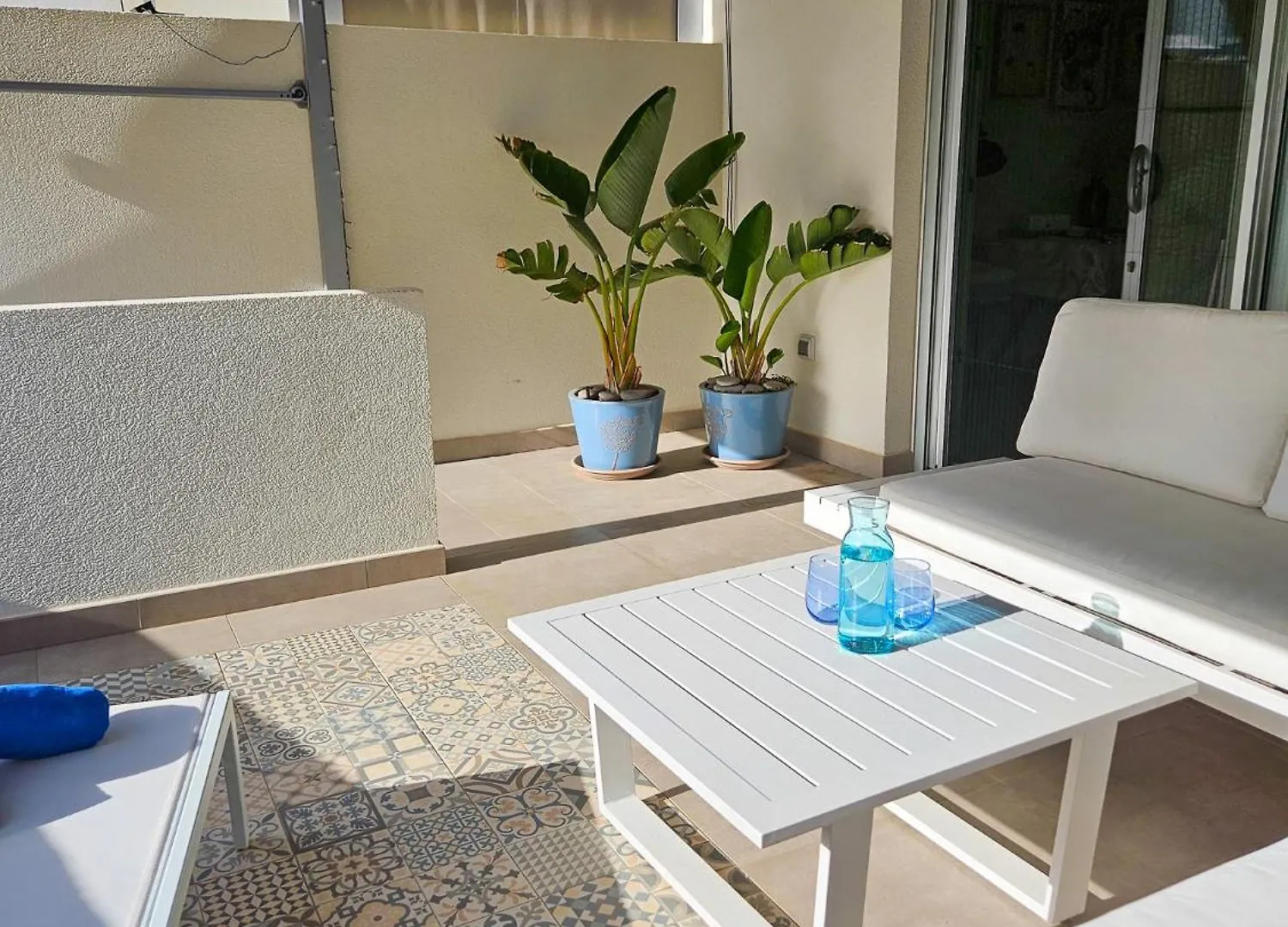 White Medano Apartment. New With Fast Wifi El Médano بيت للعطل